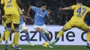 Striker Napoli, Giacomo Raspadori (tengah) berusaha melewati penjagaan bek Frosinone, Mateus Lusuardi pada laga babak 16 besar Coppa Italia 2023/2024 di Diego Armando Maradona Stadium, Naples, Rabu (20/12/2023) dini hari WIB. (LaPresse via AP Photo/Alessandro Garofalo)