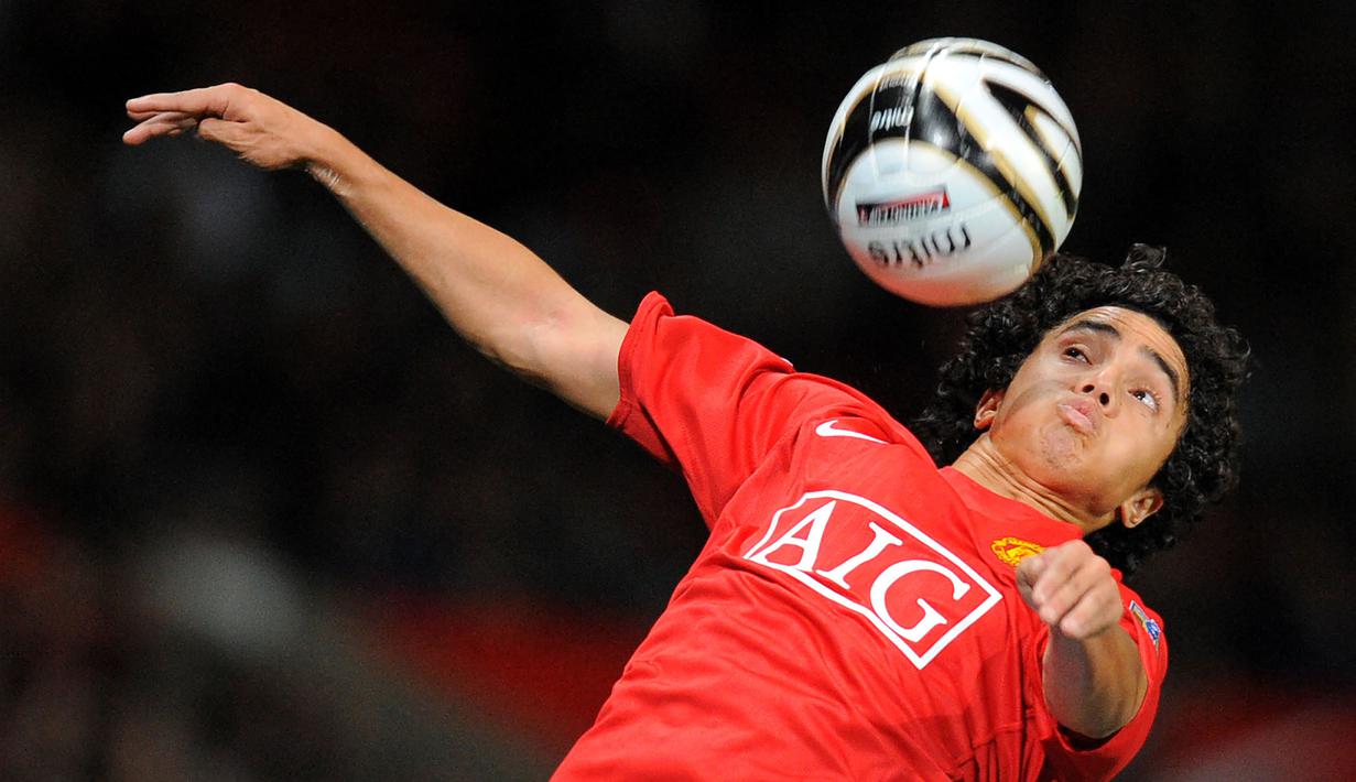 Rafael da Silva. Pemain berkebangsaan Brasil ini didatangkan dari akademi Fluminense berbarengan dengan saudara kembarnya, Fabio da Silva. Ia mencetak gol debutnya di Liga Inggris dalam usia 18 tahun 123 hari saat Manchester United kalah 1-2 dari Arsenal pada November 2008. (AFP/Andrew Yates)