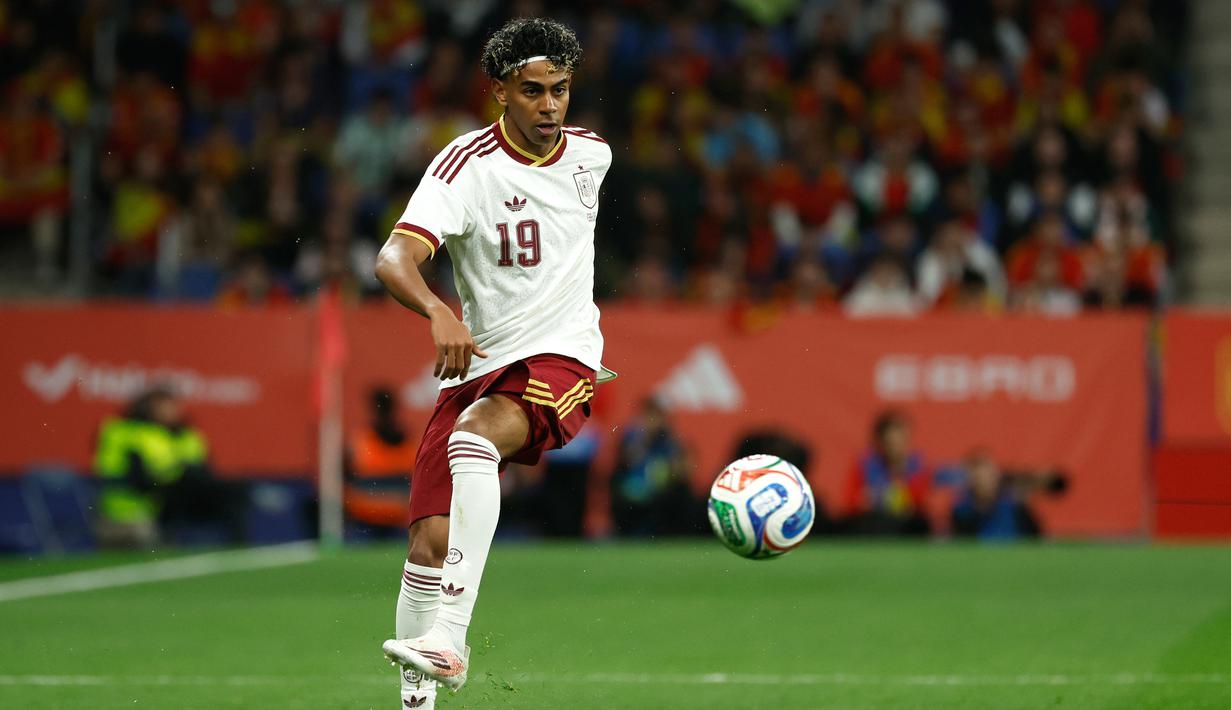 Pemain muda tersebut menegaskan bahwa tidak semua suporter memiliki perilaku seperti itu. Ia tetap menghargai dukungan dari fans yang datang dengan niat positif. (AP/Joan Monfort)