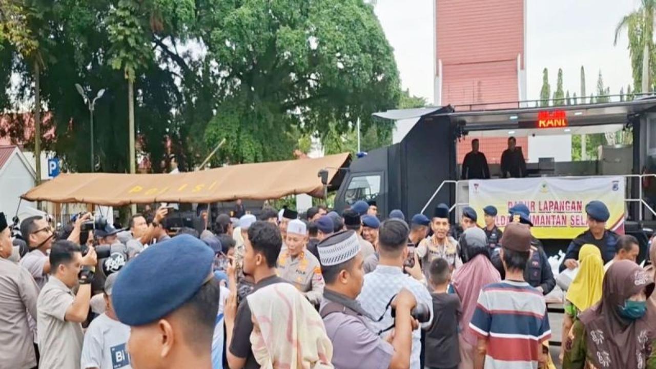 Polda Kalsel Bagikan Takjil 1.000 Porsi, Antusiasme Warga Sambut Berkah Ramadan