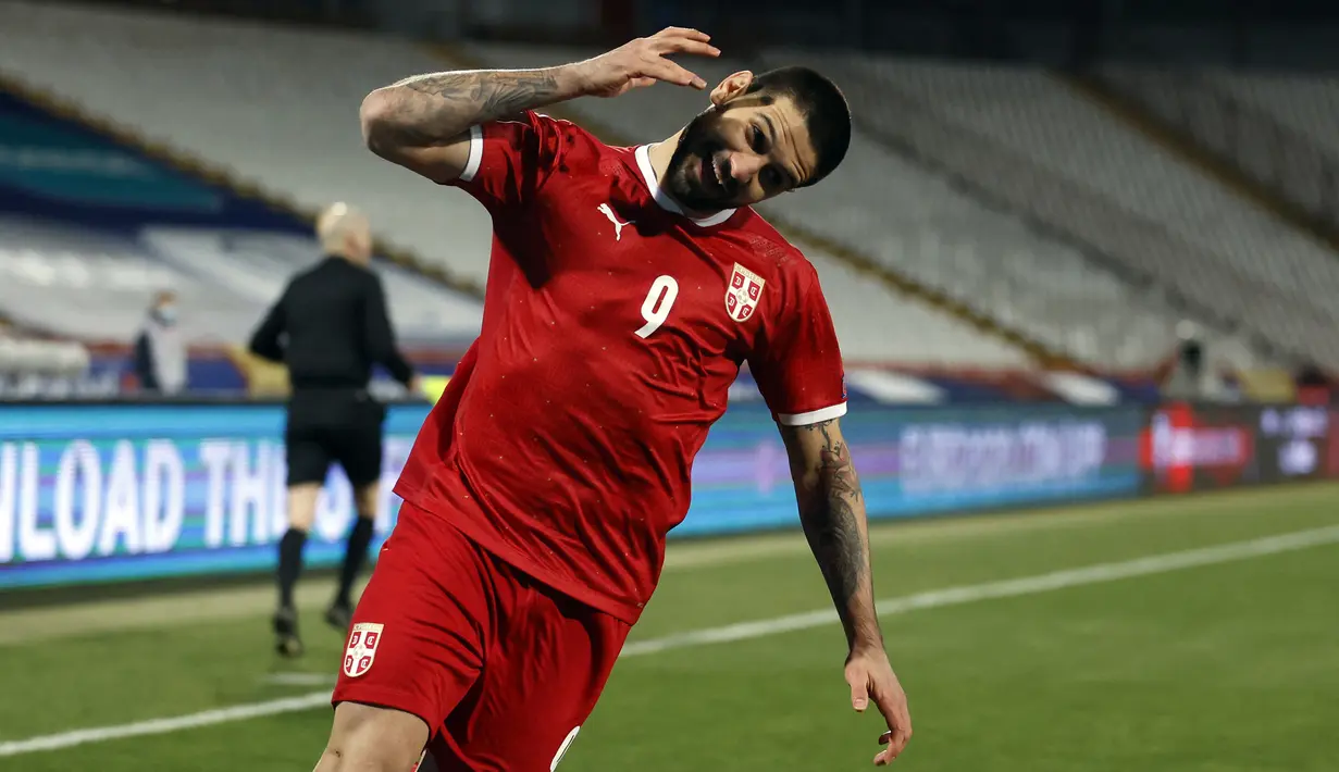 Aleksandr Mitrovic sedang menemukan performa terbaik pada musim ini baik di level klub maupun timnas. Tak diragukan lagi, golnya yang paling berkesan dicetak saat melawan Portugal di menit ke-90 dan memaksa Cristiano Ronaldo dan rekan setimnya harus melewati babak play-off. (AFP/Pedja Milosavljevic)