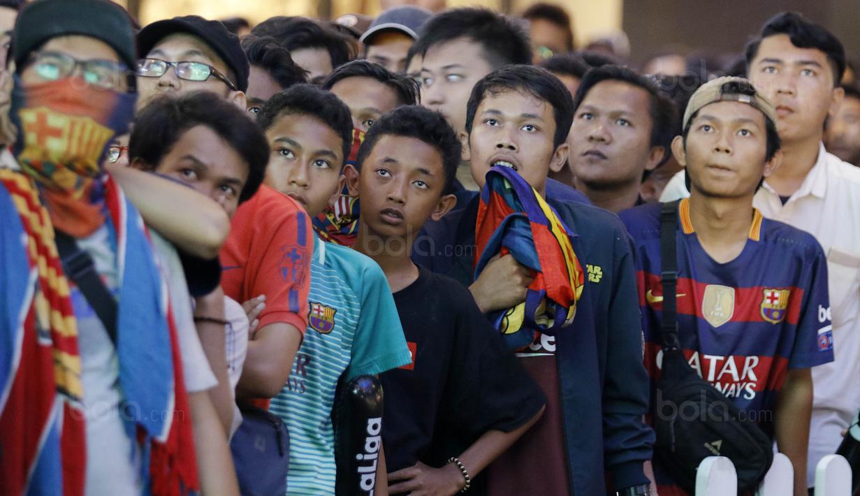 Suporter menyaksikan laga El Clasico antara Barcelona melawan Real Madrid saat nobar di Summarecon Mal Serpong, Sabtu (23/12/2017). Barcelona menang 3-0 atas Real Madrid. (Bola.com/M Iqbal Ichsan)