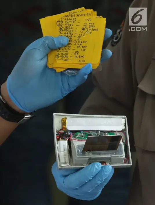 Alat skimmer diperlihatkan di Polda Metro Jaya, Jakarta, Selasa (4/3). Ditreskrimum Polda Metro berhasil mengungkap kasus skimming yang dilakukan empat WNA jaringan Internasional dengan korban nasabah bank swasta Indonesia. (Liputan6.com/Arya Manggala)