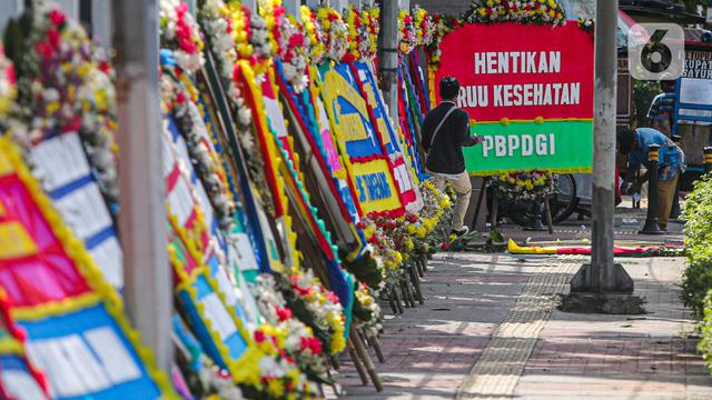 Deretan Karangan Bunga Tolak RUU Kesehatan Omnibuslaw Penuhi Gedung DPR