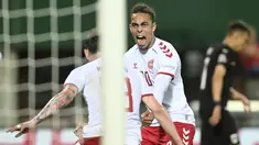 Pemain Denmark Yussuf Poulsen (tengah) merayakan gol yang dicetak Pierre-Emile Hojbjerg setelah ke gawang Austria pada pertandingan UEFA Nations League di Stadion Ernst Happel di Wina, Austria, Selasa (7/6/2022). Denmark menang tipis atas Austria 2-1. (AP Photo/Andreas Schaad)