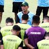Pelatih kepala Persikabo 1973, Liestiadi memimpin langsung latihan perdana  di Lapangan Samudra, Badung, Bali, Minggu (03/01/2022). Latihan tersebut menjadi bagian dari persiapan menghadapi Arema FC di laga lanjutan BRI Liga 1 2021/22 pada 5 januari mendatang. (Bola.com/Nandang Permana)