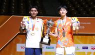 Moh. Zaki Ubaidillah (kiri) bersama Panitchaphon Teeraratsakul di podium juara Thailand Masters 2026 yang berlangsung di Stadion Nimibutr, Bangkok, Thailand, Minggu (1/2/2026) sore WIB. (Dok. PBSI)