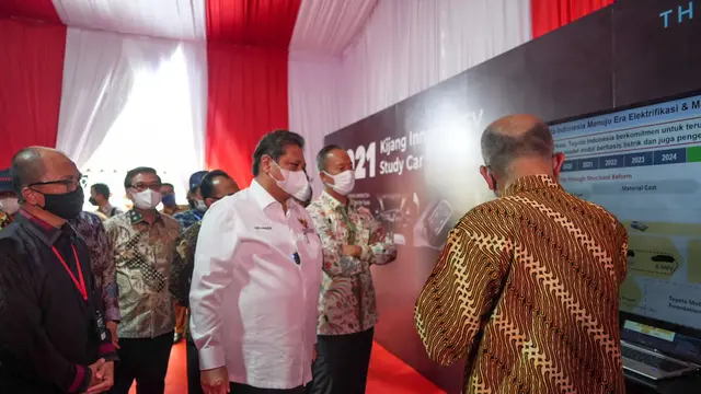 Menteri Koordinator Bidang Perekonomian Airlangga Hartarto pada acara “The First Production of Local Electrified Vehicle: From Indonesia to the World” yang diadakan PT Toyota Motor Manufacturing Indonesia (TMMIN) di Karawang, Senin (21/11/2022).
