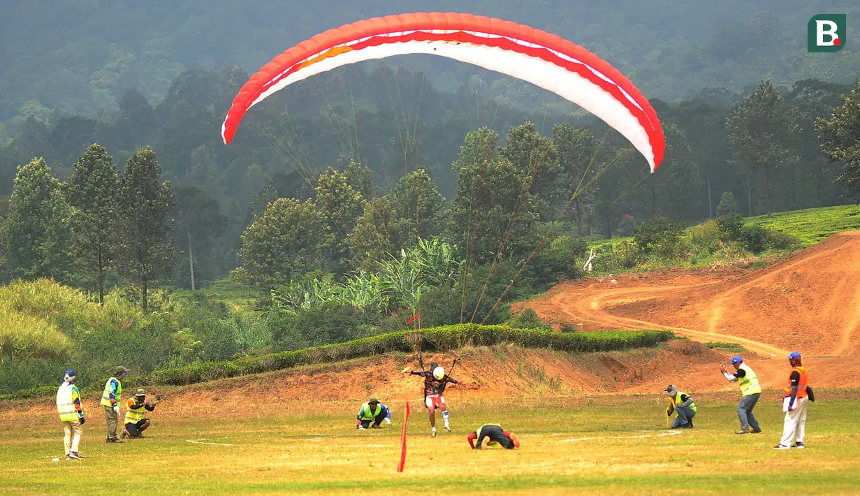 Atlet paralayang Indonesia, Aris Aporiansyah, saat berlaga pada nomor ketepatan mendarat individual di Gunung Mas, Jawa Barat (21/08/2018). Tim paralayang Asian Games Indonesia sementara masih berada dalam tiga besar. (Merdeka.com/Arie Basuki)