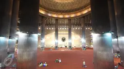 Suasana di dalam Masjid Istiqlal, Jakarta, Rabu (1/3). H-1 jelang kedatangan Raja Arab Saudi Salman bin Abdulaziz al-Saud ke Masjid Istiqlal penjagaan personel TNI mulai tampak di sejumlah sudut. (Liputan6.com/Immanuel Antonius)