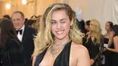 Penyanyi dan artis Hollywood, Miley Cyrus menghadiri ajang Met Gala 2018 di Metropolitan Museum of Art New York, Senin (7/5). Berpose di karpet merah, penampilan tunangan Liam Hemsworth itu langsung mencuri perhatian. (Neilson Barnard/Getty Images/AFP)
