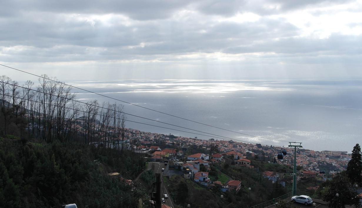 Pemandangan keindahan Funchal, Portugal saat dipandang dari ketinggian. Kota ini merupakan tempat bintang Real Madrid, Cristiano Ronaldo, lahir dan dibesarkan. (Bola.com/Reza Khomaini)