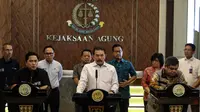 "Sejak awal, ketika Pak Jaksa Agung bersama saya didukung BPKP dan BPK (Badan Pemeriksa Keuangan) didukung Pak Presiden (Joko Widodo) untuk membongkar Jiwasraya dan Asabri, saya merasa khawatir dan tetap ada kecurigaan bahwa dana-dana pensiun yang dikelola BUMN mungkin ada indikasi yang sama," kata Erick Thohir. (Liputan6.com/Angga Yuniar)