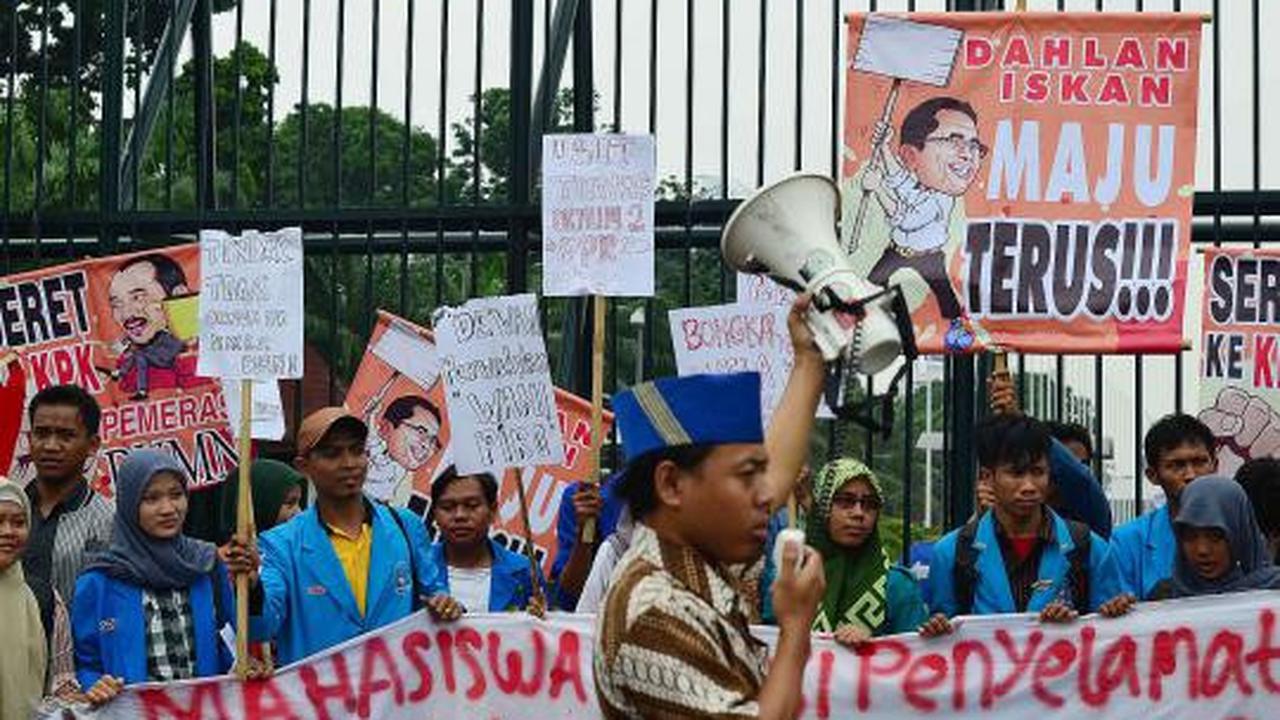 Puluhan massa gelar aksi Save BUMN di DPR