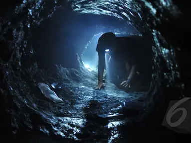 Untuk mencapai lokasi batu mulia Kalimaya berada. Para penambang batu harus merangkak dalam lorong yang gelap, Banten, Selasa (14/4/2015). (Liputan6.com/Johan Tallo) 