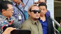 Virgoun dikawal saat menghadiri sidang cerai bersama Inara Rusli (Liputan6.com - M Altaf Jauhar)