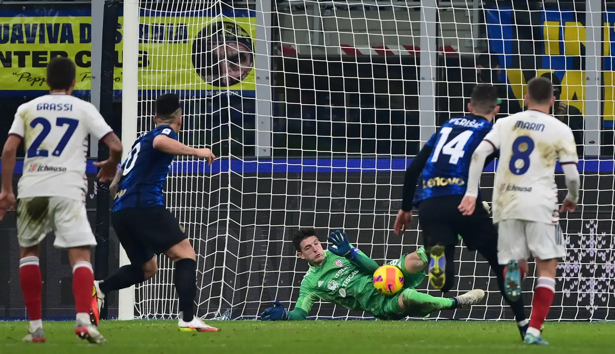 Di sisa laga, Alessio Cragno masih mampu membuat dua penyelamatan untuk menghindari kekalahan yang lebih telak. Ia berhasil membendung tembakan jarak jauh Nicolo Barella dan sepakan keras Arturo Vidal. (AFP/Miguel Medina)