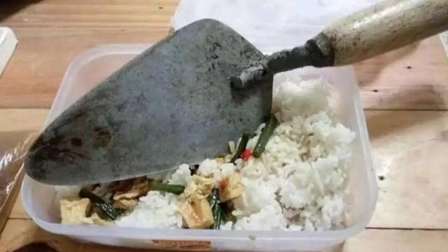 6 Potret Alih Fungsi Sekop dan Cangkul Ini Bikin Tepuk Jidat