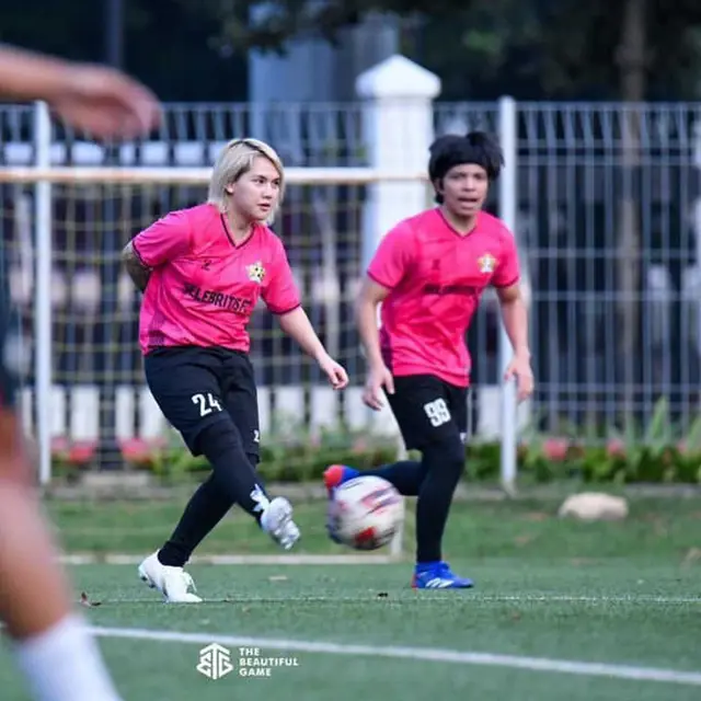 6 Potret Evelin Nada Anjani Main Sepak Bola, Tetap Semangat Meski Hujan