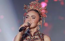 6 Potret Yuni Shara Pakai Gaun Malam saat Manggung, Magis Sang Bintang yang Bersinar Terang