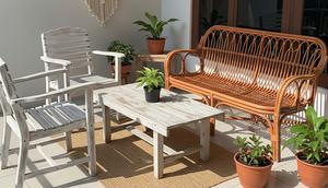 Furnitur Bekas Didaur Ulang (Upcycle dan Repaint)/Teras Low Budget, Vibes ala Resort di Rumah Sendiri (Sumber: gemini.com)