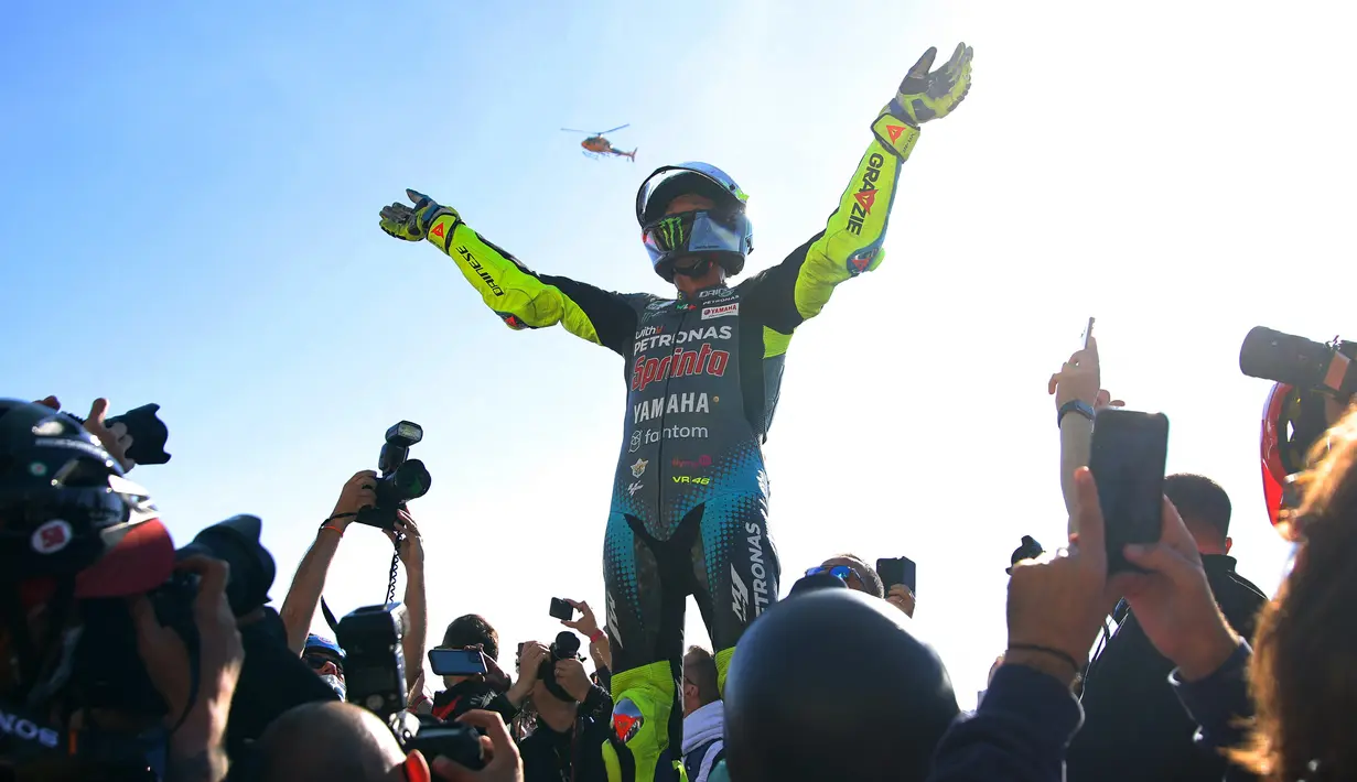 Setelah mengaspal di ajang Grand Prix selama 26 tahun, Valentino Rossi akhirnya mengucapkan selamat tinggal kepada olahraga yang sangat dicintainya, belahan jiwanya. Dia memutuskan pensiun di usia 42 tahun. (AFP/Jose Jordan)