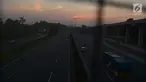 Kendaraan melintasi ruas di tol Jakarta-Cikampek ketika "contra flow" atau lawan arus di Jatiwaringin, Bekasi, Rabu (20/6). Kepolisian memberlakukan jalur contraflow di ruas Cikarang Utama hingga kilometer 3 Halim arah Jakarta. (Merdeka.com/Imam Buhori)