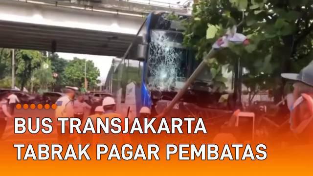 Sebuah Bus Transjakarta alami kecelakaan di jalan mengundang perhatian.