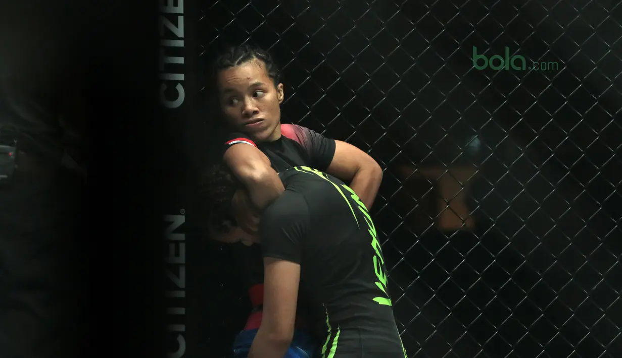 Aksi Priscilla saat mengunci petarung asal Filipina, Rome Trinidad pada ajang One Championship 2018 di Jakarta Convention Center, Sabtu (12/5/2018). Priscilla menang padan ronde pertama. (Bola.com/Nick Hanoatubun)