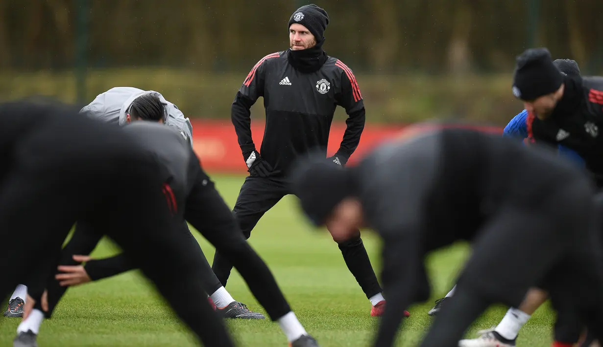 Gelandang Manchester United, Juan Mata, saat latihan jelang laga Liga Champions di Manchester, Senin (12/3/2018). Manchester United akan berhadapan dengan Sevilla. (AFP/Oli Scarff)
