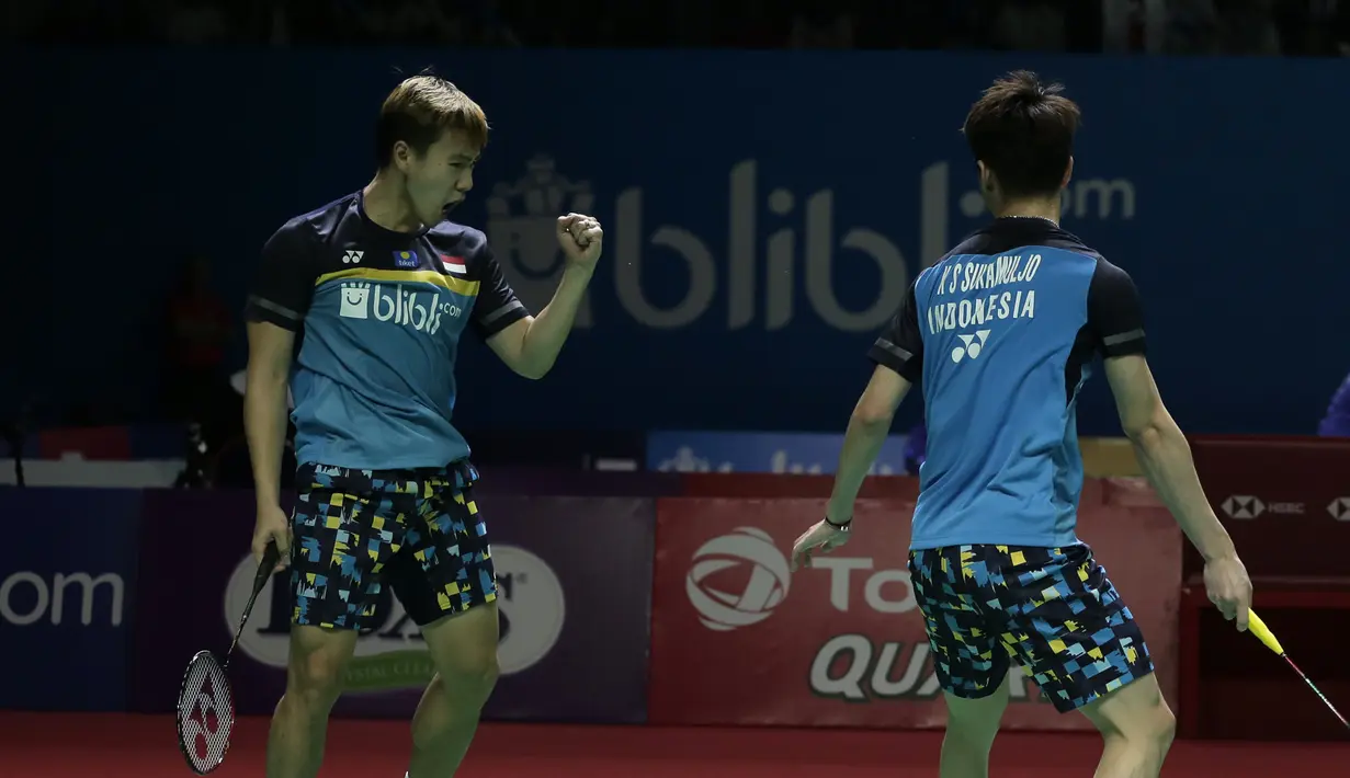 Ganda putra Indonesia, Marcus Gideon / Kevin Sanjaya, berhasil mengalahkan Ou Xuan Yi / Zhang Nan pada Indonesia Open 2019 di Istora Senayan, Jumat (19/7). Marcus / Kevin menang 21-12 dan 21-16. (Bola.com/Yoppy Renato)