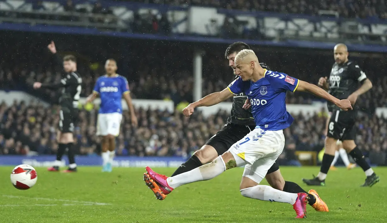 Penyerang Everton, Richarlison melakukan tembakan saat bertanding melawan Boreham Wood pada putaran kelima Piala FA Inggris di Goodison Park di Liverpool, Inggris, Jumat (4/3/2022). Kemenangan ini mengantar Everton lolos ke perempat final Piala FA. (AP Photo/Jon Super)