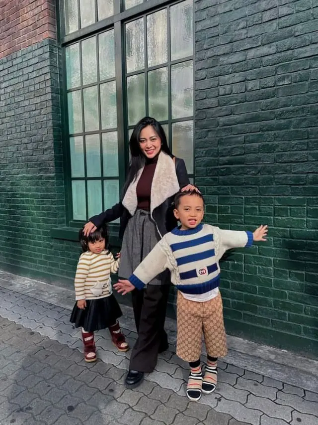 6 Gaya Rachel Vennya Liburan di Jepang Bareng Buah Hati, Tuai Pujian dengan Busana Tertutup