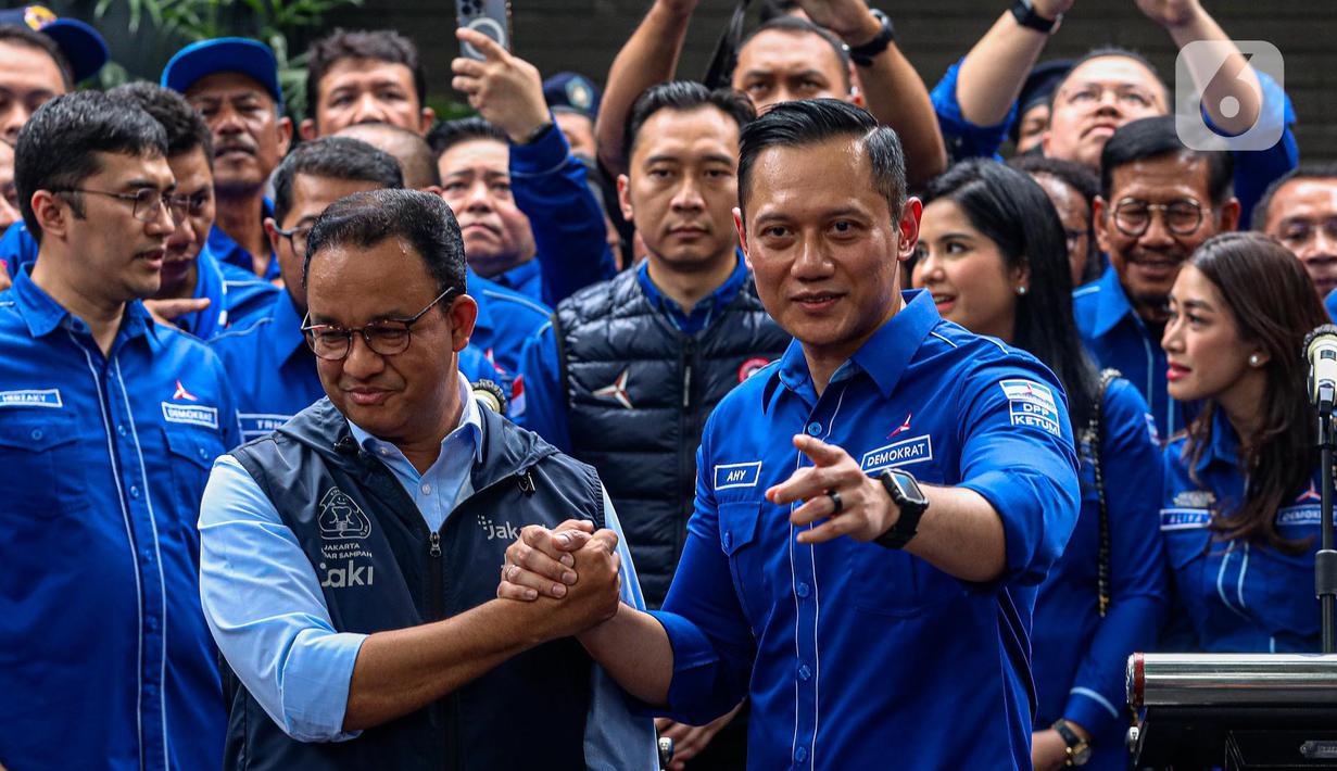 Ketum Partai Demokrat Agus Harimurti Yudhoyono bersalaman dengan Gubernur DKI Anies Baswedan di DPP Partai Demokrat, Jakarta, Jumat (7/10/2022). Kunjungan Anies ke Demokrat ini merupakan yang pertama setelah diusung sebagai calon presiden (capres) Pilpres 2024 oleh Partai NasDem. (Liputan6.com/Faizal Fanani)