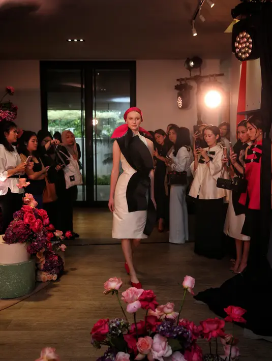 "Sebenarnya tantangan untuk membuat koleksi ready to wear adalah bagaimana menekan ego desainer itu sendiri, agar dapat sesuai dengan pasar, dapat diterima oleh pasar dengan baik," ungkap Yefta Gunawan.Adrian Putra/Fimela.com)