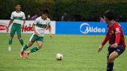 Alfeandra Dewangga (kanan) selalu dipercaya oleh Shin Tae-yong di lini bek tengah Timnas Indonesia. Dalam 360 menit, Dewangga mampu melakukan 4 tekel sukses, 15 sapuan, 3 block, dan 16 intersep. Ia juga tercatat membuat 1 assist, 2 umpan kunci, dan 2 dribel sukses selama fase grup. (Dok. PSSI)