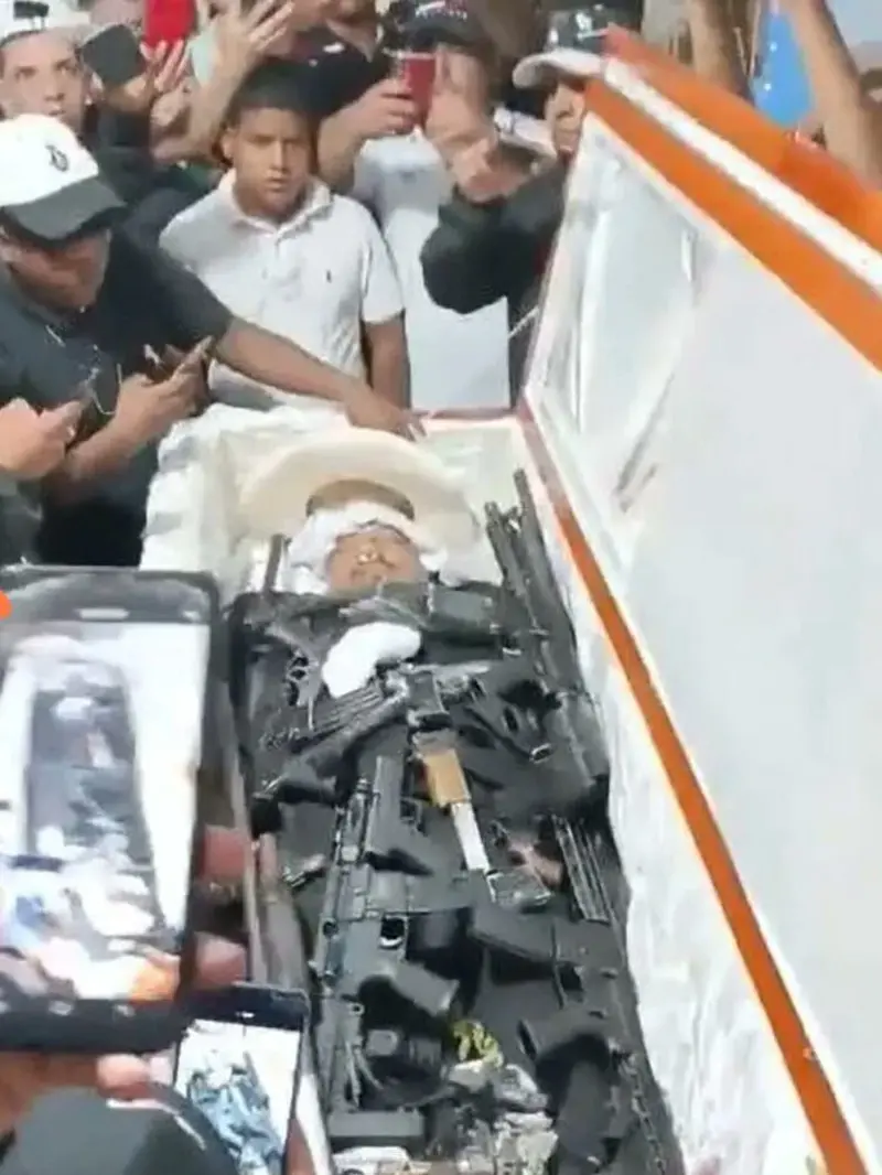 Seorang bos kartel di Ekuador dikubur bersama senapan dan pistol di dalam petinya. (Twitter/@Funnynewshub)