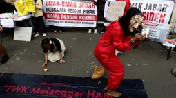 Aktivis melakukan aksi damai kantor darurat pemberantasan korupsi di depan Gedung Anti Corruption Learning Center (ACLC), Jakarta, Selasa (28/9/2021). Sebelumnya dikabarkan, 57 pegawai KPK yang tidak lulus TWK akan dipecat dengan hormat pada 30 September 2021. (Liputan6.com/Helmi Fithriansyah)