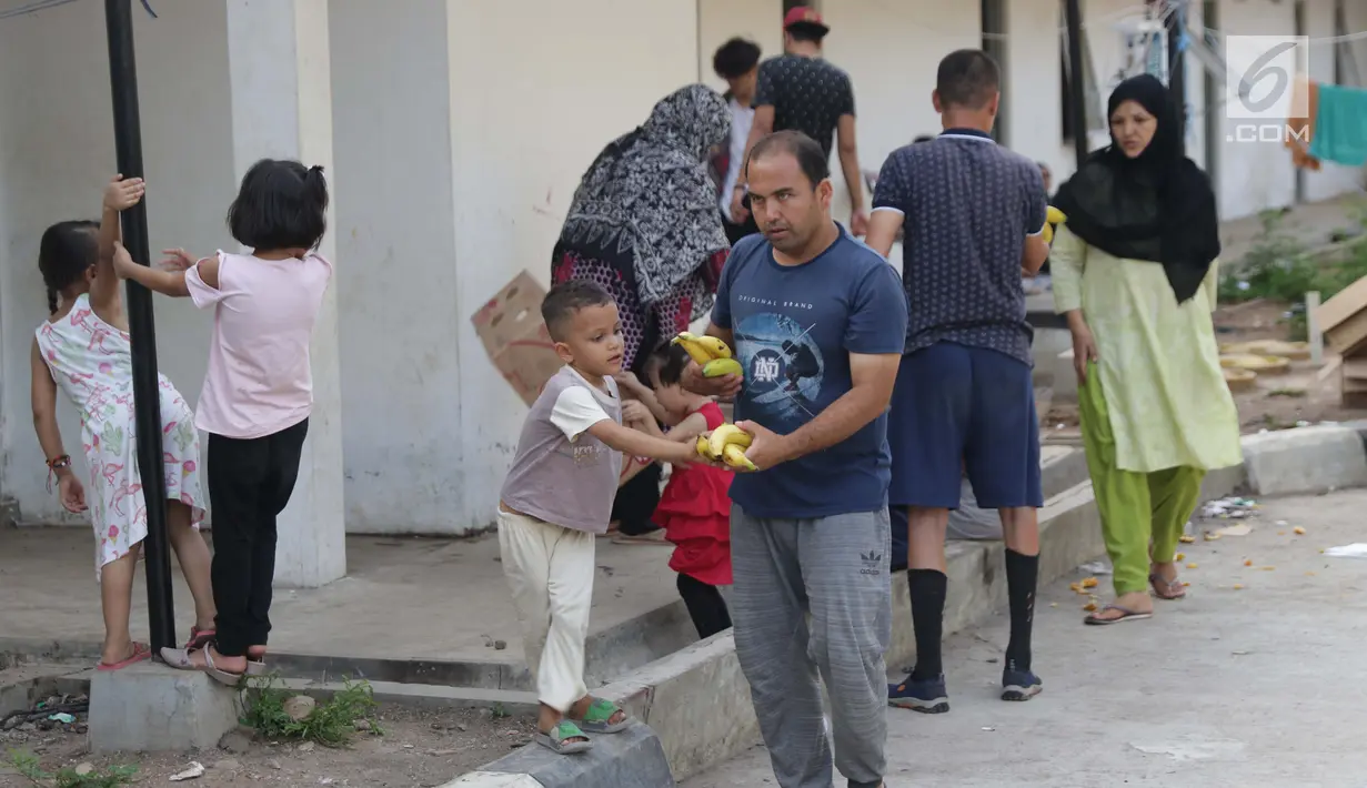 Aktivitas para pencari suaka yang masih bertahan di gedung bekas Markas Kodim, Kalideres, Jakarta, Selasa (3/9/2019). Pemprov DKI Jakarta memberikan batas waktu hingga 31 Agustus 2019,  namun masih banyak pencari suaka memilih bertahan di gedung itu. (Liputan6.com/Helmi Fithriansyah)