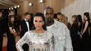 Kanye West sendiri menunggu di balik tirai dan kemudian menggendong anaknya sesaat setelah Kim. (LARRY BUSACCA / GETTY IMAGES NORTH AMERICA / AFP)