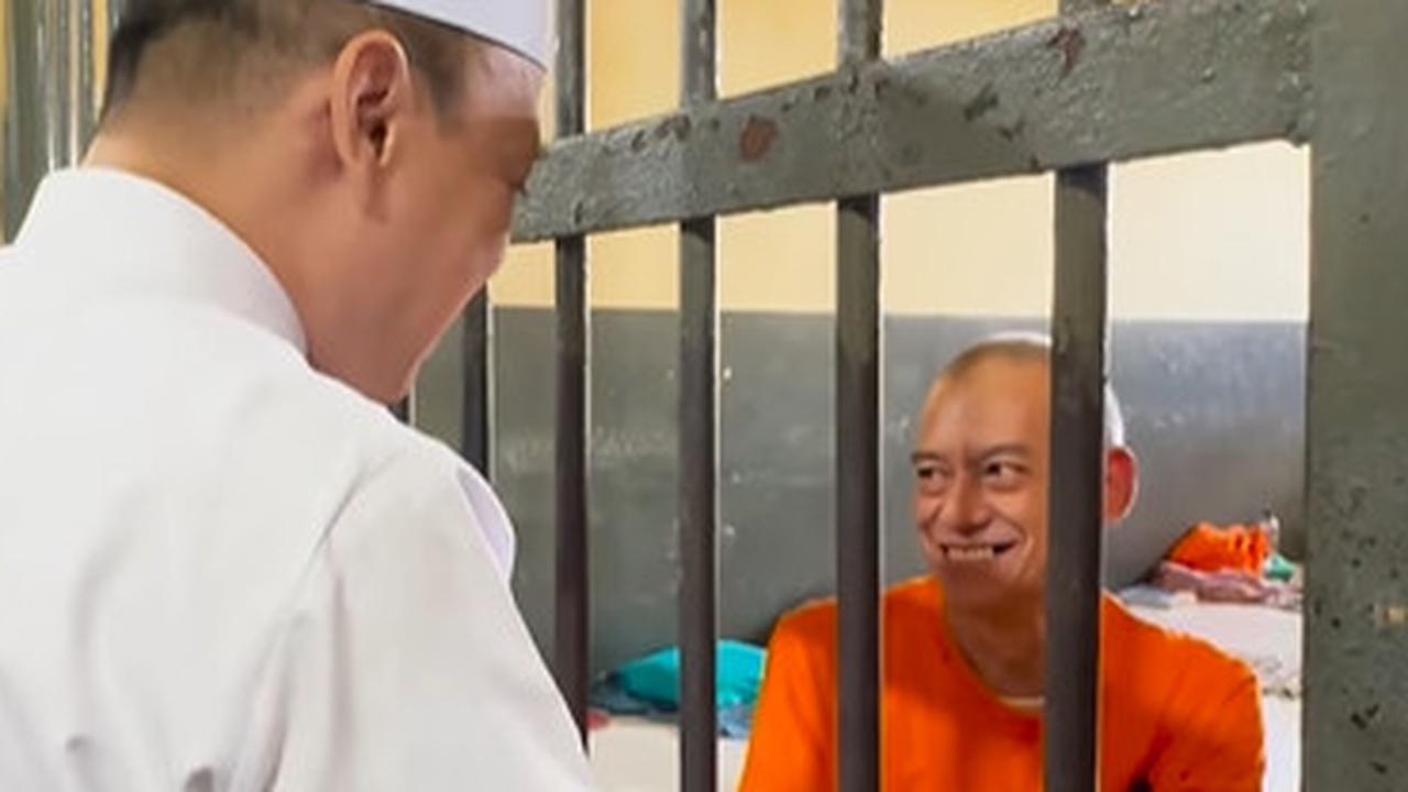 Momen Ustaz Kondang Datangi Fariz RM di Penjara, Nasihat Hidup Bikin Sang Idola Menangis