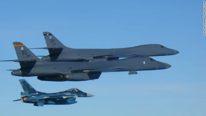 Dua Rockwell B-1 Lancer terbang bersama F-2 Fighter Jet Japan Air Self Defense Force (bawah) (US Air Force)