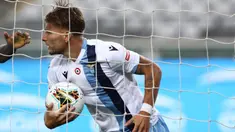 Penyerang Lazio, Ciro Immobile berselebrasi usai mencetak gol ke gawang Torino pada pertandingan lanjutan Liga Serie A Italia di stadion Olimpiade di Turin (30/6/2020). Lazio menang tipis atas Torino 2-1. (AFP Photo/Isabella Bonotto)