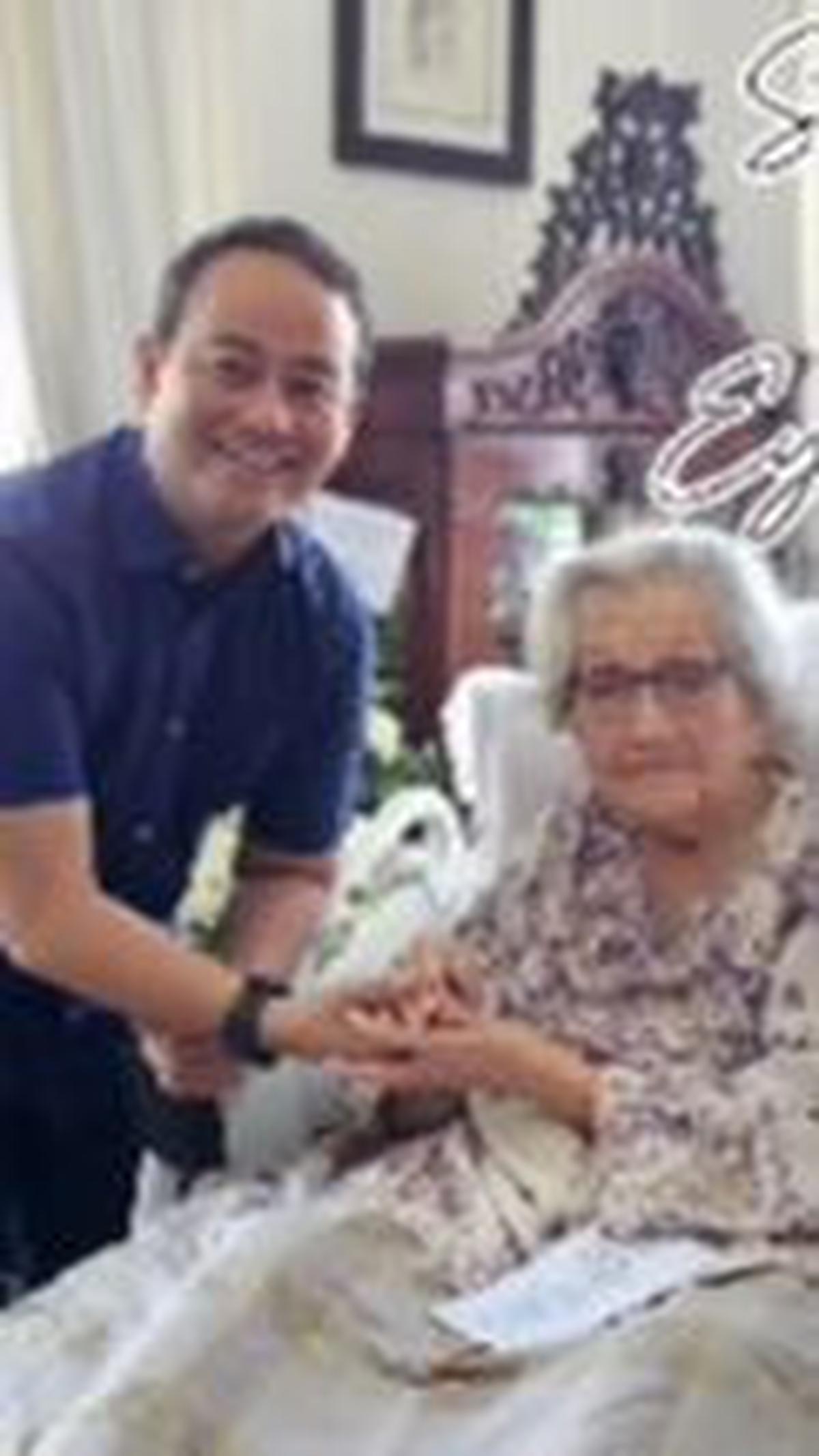 "Selamat Ulang Tahun ke 99, Eyang Meri Hoegeng. Saya dan @thiasonta2002 selalu mendoakan eyang panjang umur, sehat dan selalu dalam lindungan Allah SWT. Aamiin yra," tutup Ahrie Sonta dalam keterangan unggahan video miliknya.