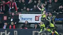 Manchester City susah payah mengandaskan Leyton Orient dengan skor tipis 2-1 dalam laga putaran keempat FA Cup 2024/2025 yang dihelat di Brisbane Road, London, Sabtu (8/2/2025) malam WIB. Man City sempat tertinggal lebih dulu akibat gol bunuh diri Stefan Ortega Moreno di babak pertama. City bangkit di babak kedua dan berbalik menang lewat gol Abdukodir Khusanov dan Kevin De Bruyne. (AFP/Justin Tallis)
