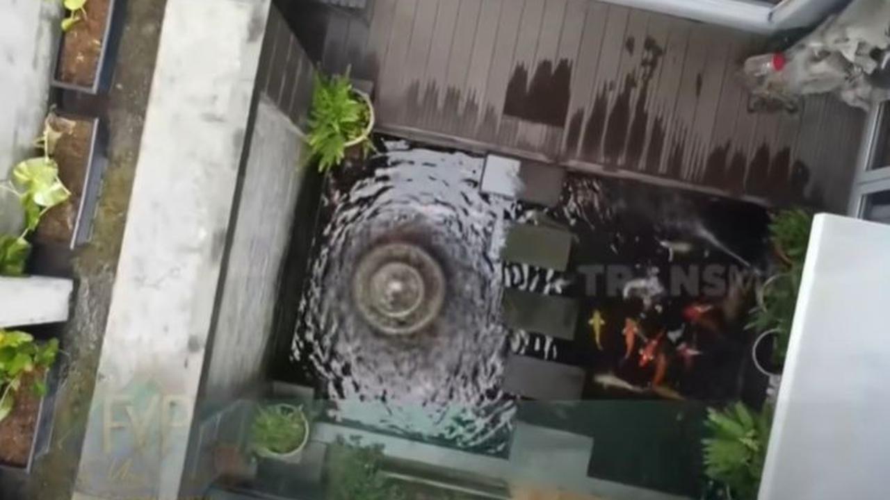 10. Kolam Ikan Menambah Keindahan