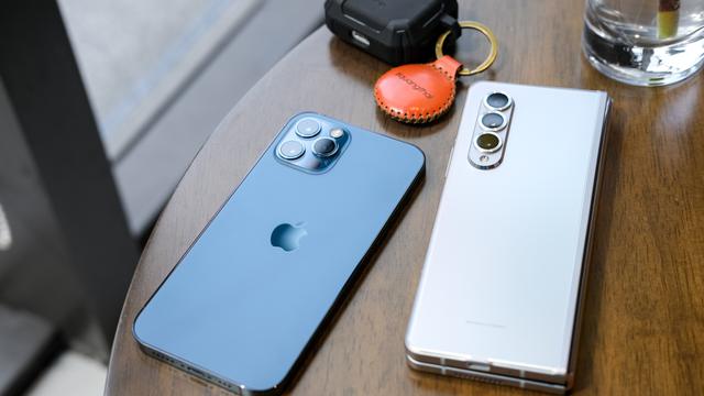 iPhone 13 Pro dan Samsung Galaxy Z Fold3