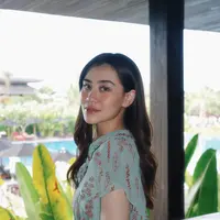 Aaliyah Massaid tengah berlibur ke Bali bersama keluarga kecilnya. Outfit pertama, ia tampil dengan gaya resortnya. [@aaliyah.massaid]