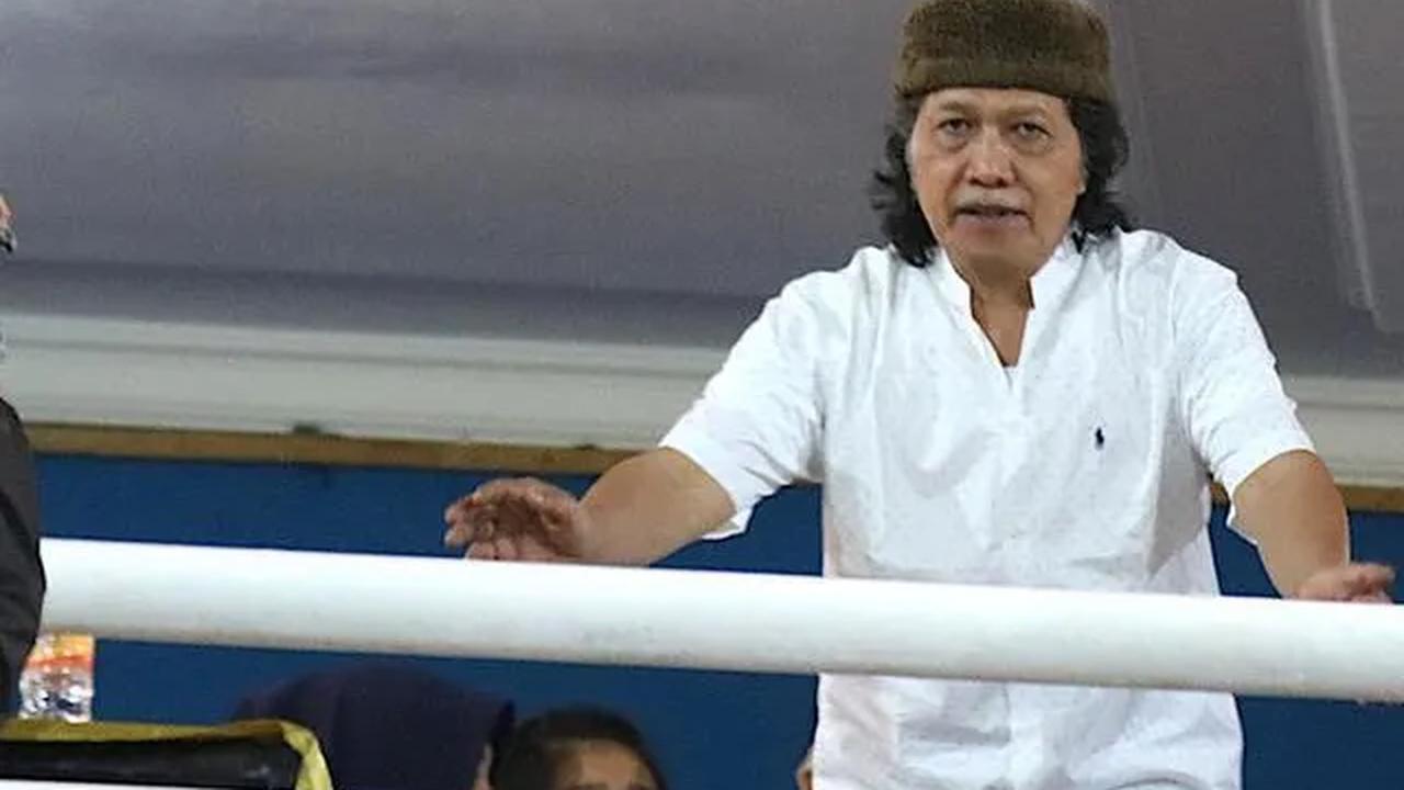 Dosen Unair ini berharap agar kondisi kesehatan Cak Nun kembali pulih.
