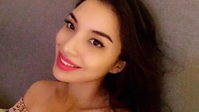 7 Potret Manohara Pakai Busana Off-Shoulder, Ini Tampil Makin Menawan